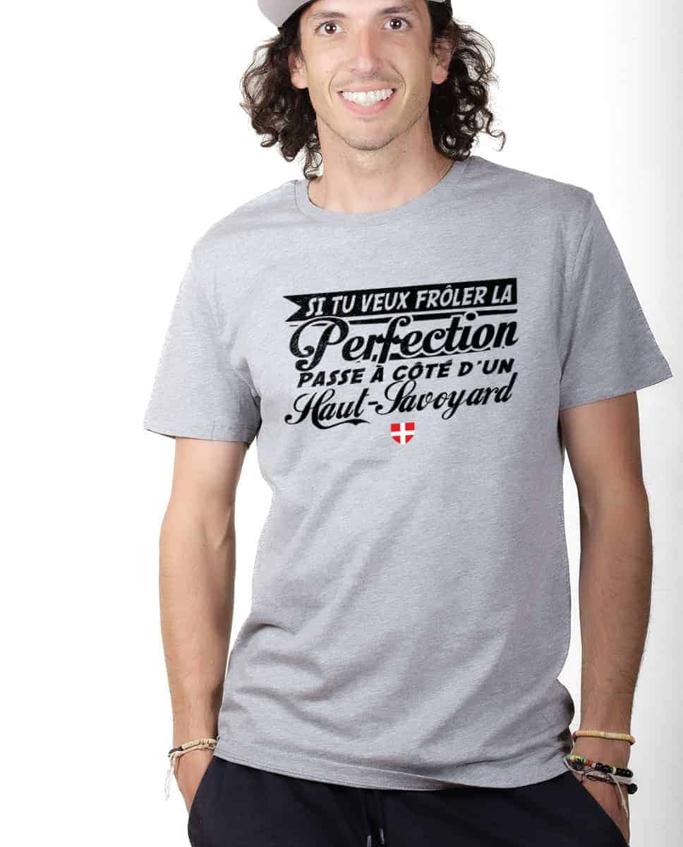 T-SHIRT HOMME : FRÔLE LA PERFECTION PASSE À CÔTÉ D’UN HAUT SAVOYARD – Image 2