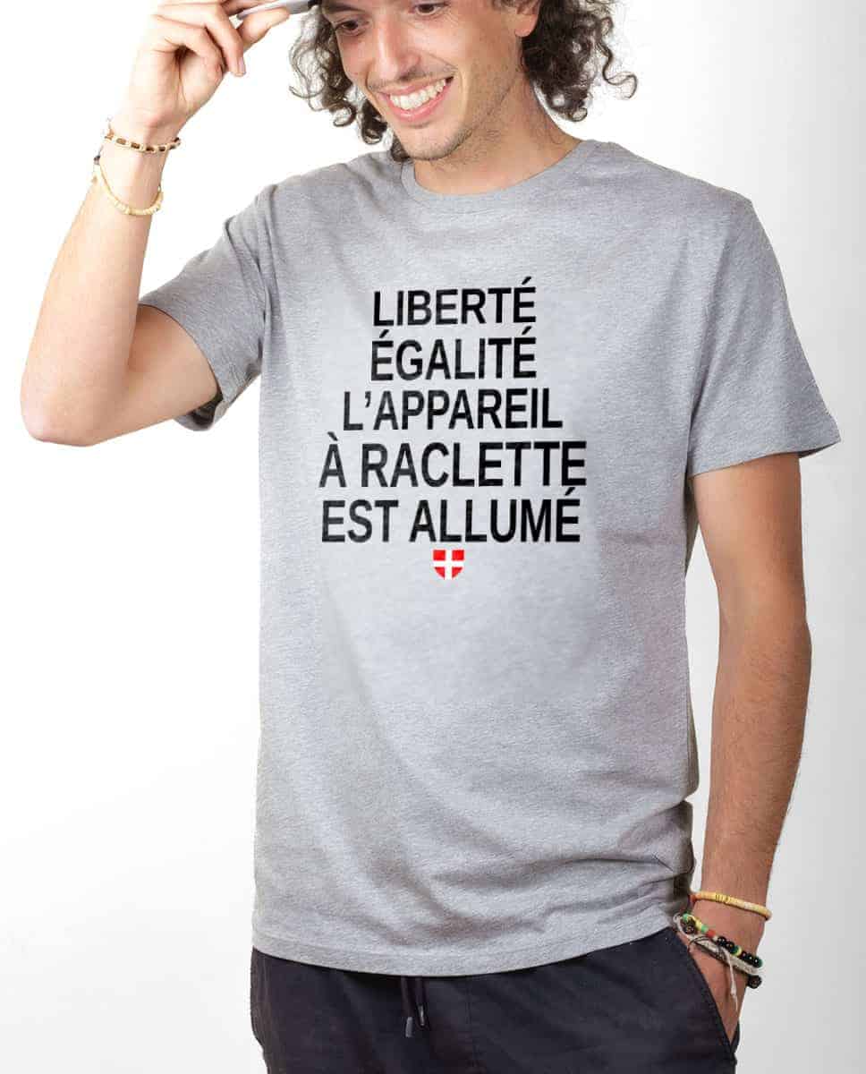 T-SHIRT HOMME : LIBERTÉ ÉGALITÉ L'APPAREIL À RACLETTE EST ALLUMÉ – Image 2