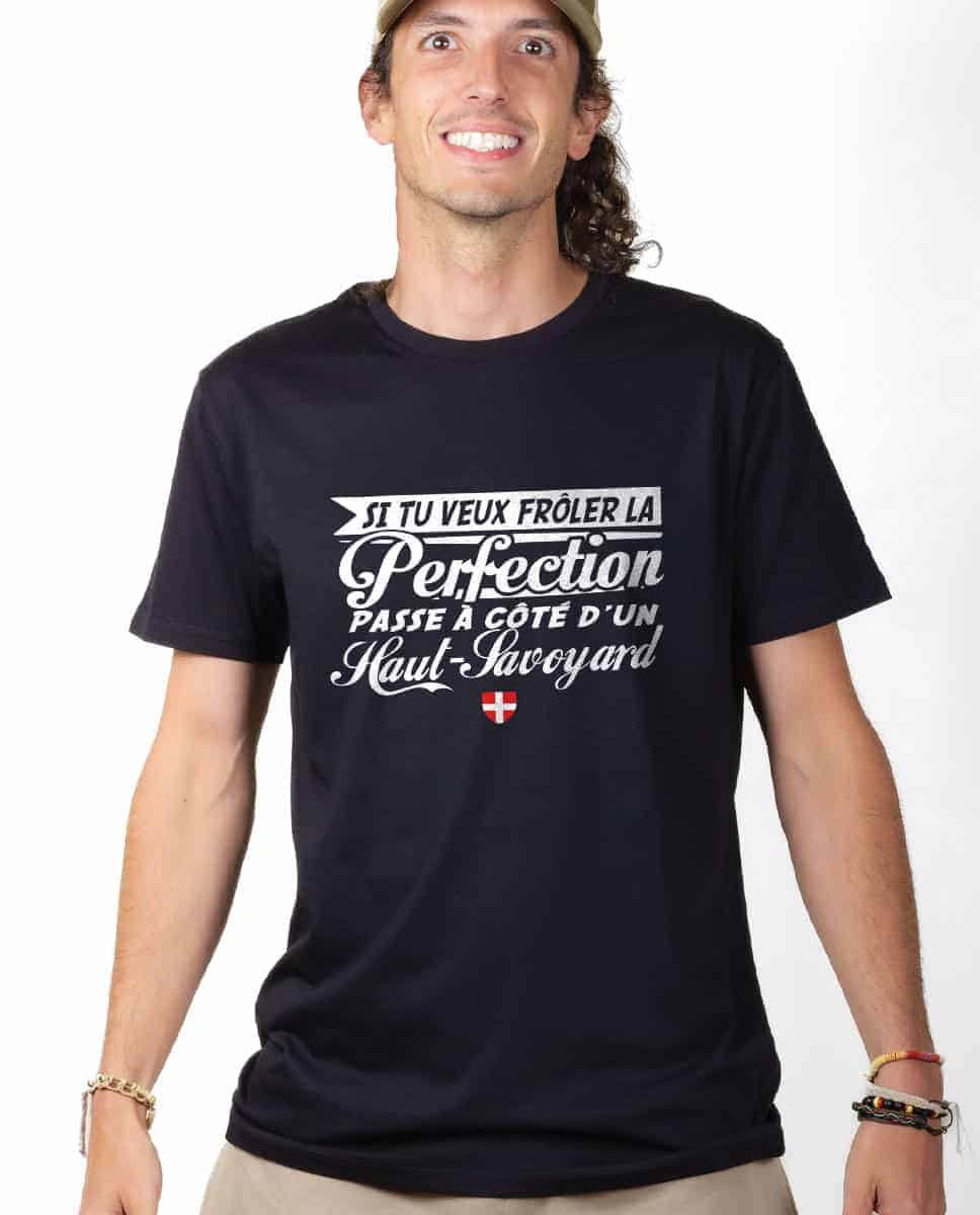 T-SHIRT HOMME : FRÔLE LA PERFECTION PASSE À CÔTÉ D’UN HAUT SAVOYARD – Image 3