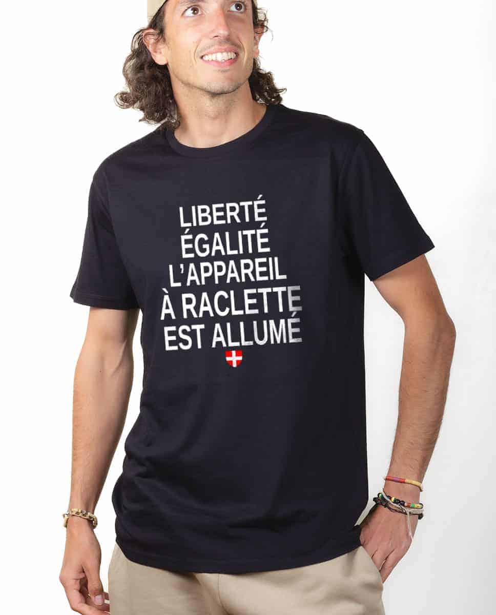 T-SHIRT HOMME : LIBERTÉ ÉGALITÉ L'APPAREIL À RACLETTE EST ALLUMÉ – Image 3