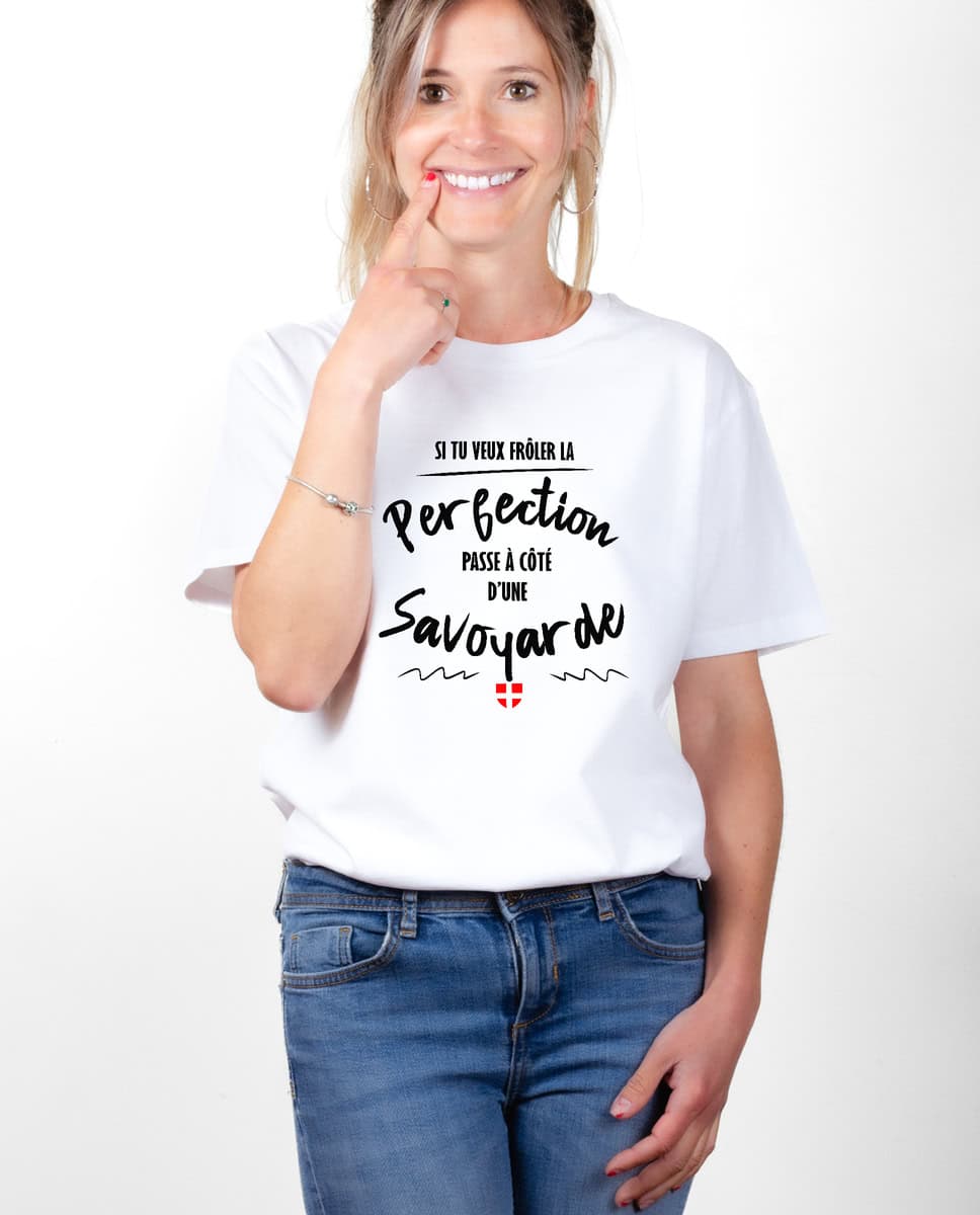 T-SHIRT FEMME : FRÔLE LA PERFECTION PASSE À CÔTÉ D'UNE SAVOYARDE – Image 2